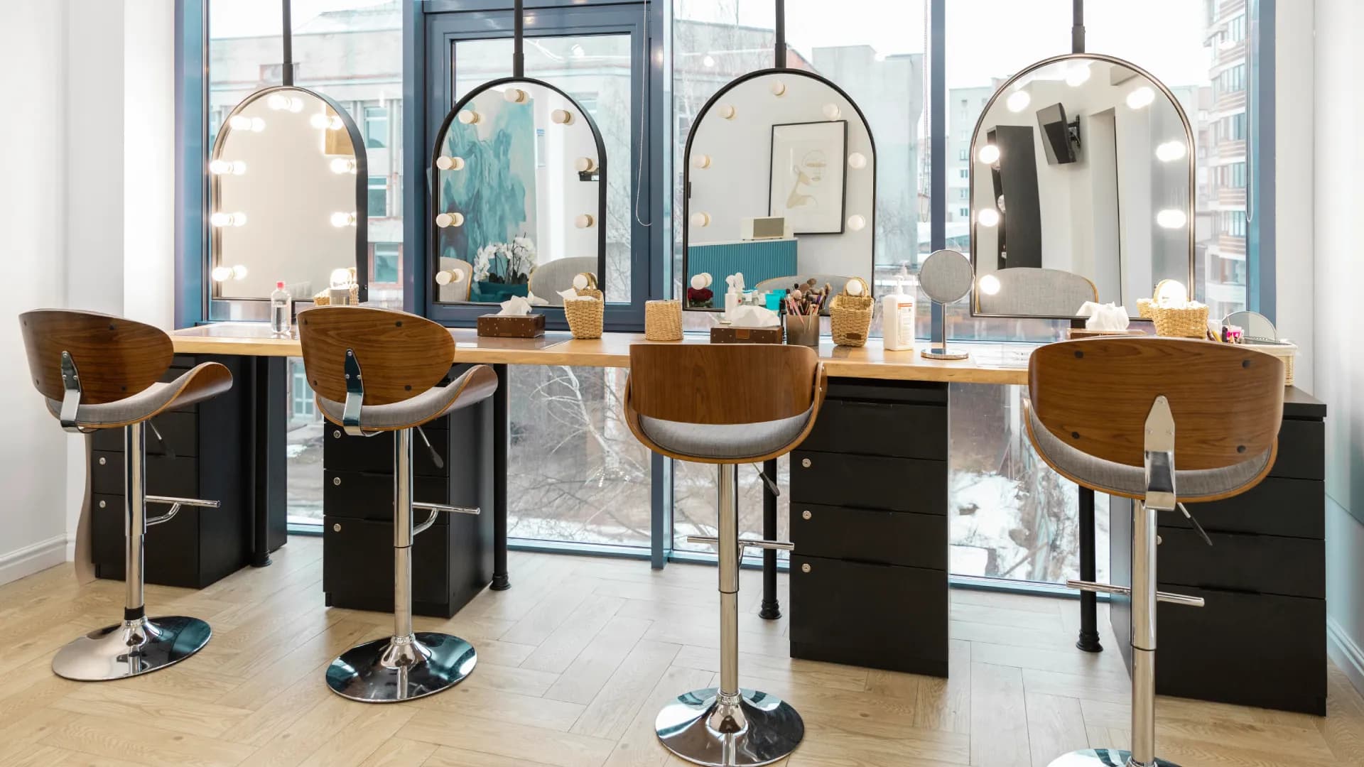 Restaurants & Beauty Salon